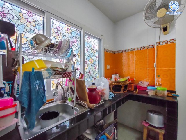 *****บ้านเดี่ยวมือสองย่านนนทบุรี ม.จิรกานต์1 บางบัวทอง-ไทรน้อย บนเนื้อที่จัดเต็ม 50.6 ตร.ว. ฟังก์ชัน 4 ห้องนอน 2 ห้องน้ำ 1 ที่จอดรถ บ้านสวย พร้อมเข้าอยู่ แถมฟรี! 2 เครื่องปรับอากาศ 1 เครื่องทำน้ำอุ่น บนทำเลเดินทางสะดวก ใกล้เซ็นทรัลเวสต์เกต, ทางด่วน "ศรีรัช" และรถไฟฟ้า "สถานีคลองบางไผ่"